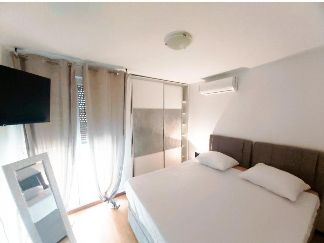 Beautiful Apartment, Area