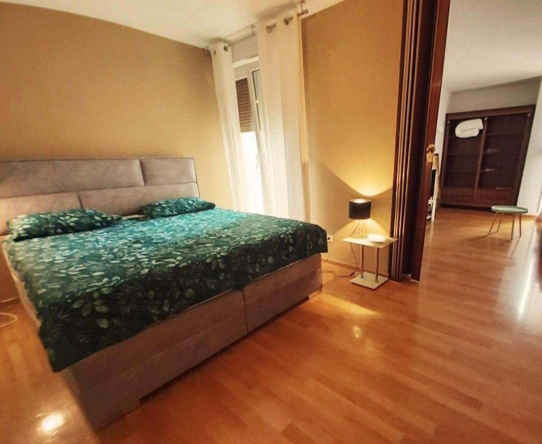 Beautiful Apartment, Area Split