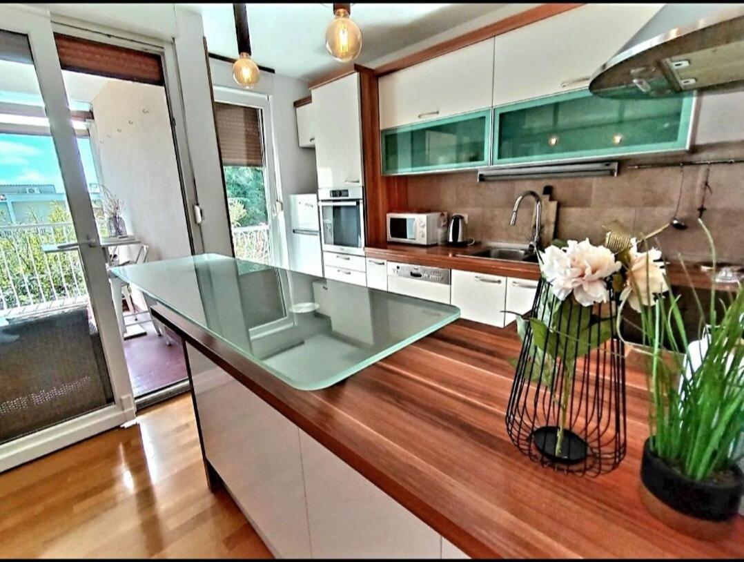 Beautiful Apartment, Close To Appartement Split