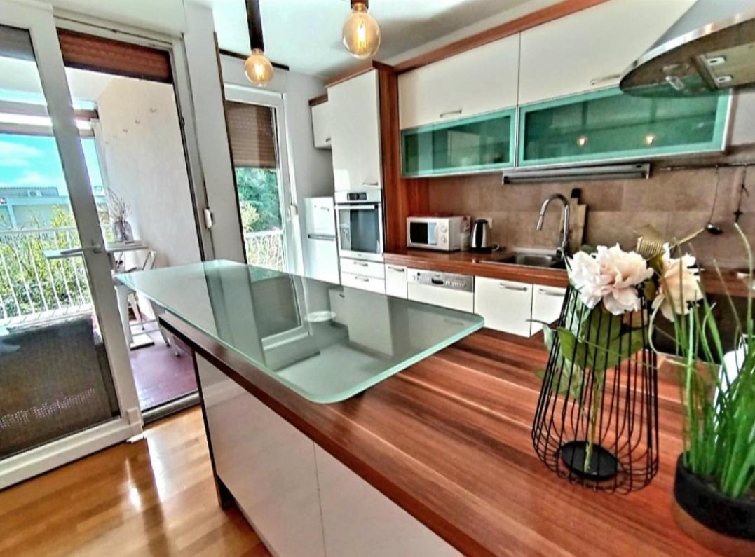 Beautiful Apartment, Area *
