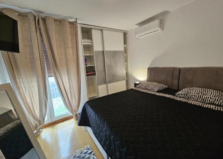 Beautiful Apartment, Area